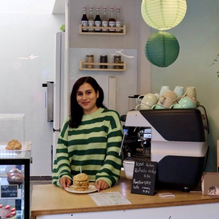 Hilda hinter dem Tresen ihres Cafés