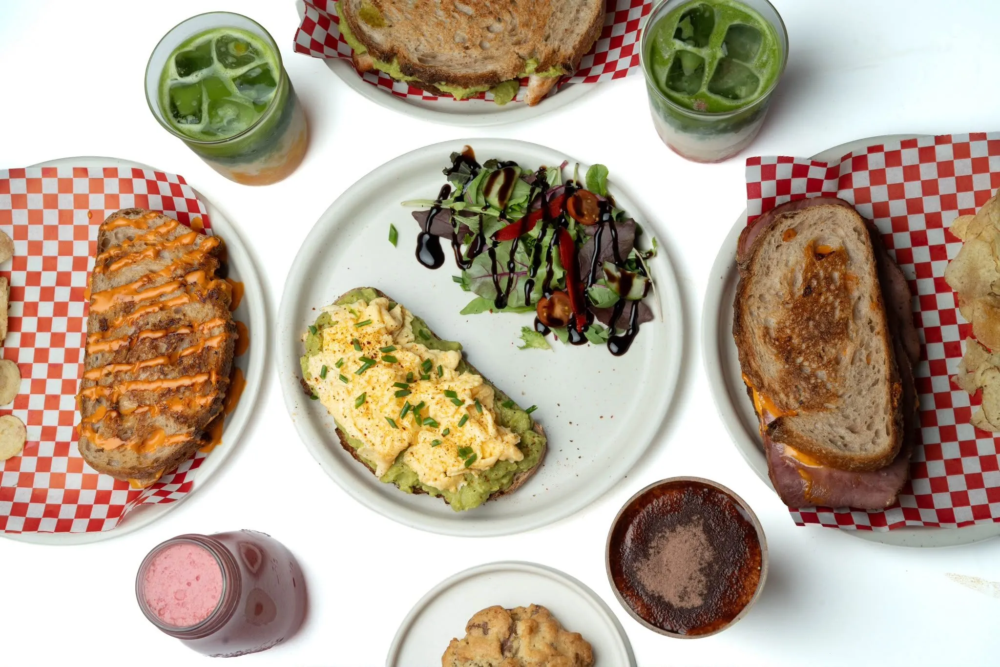 Sandwiches, Frühstück, Matcha und Cookies im Café Hilda von oben