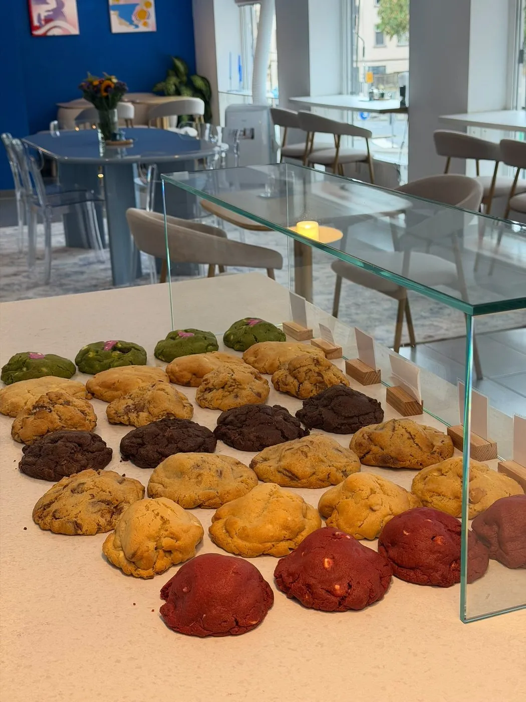 Die Cookie-Auslage im Café Hilda Wiesbaden