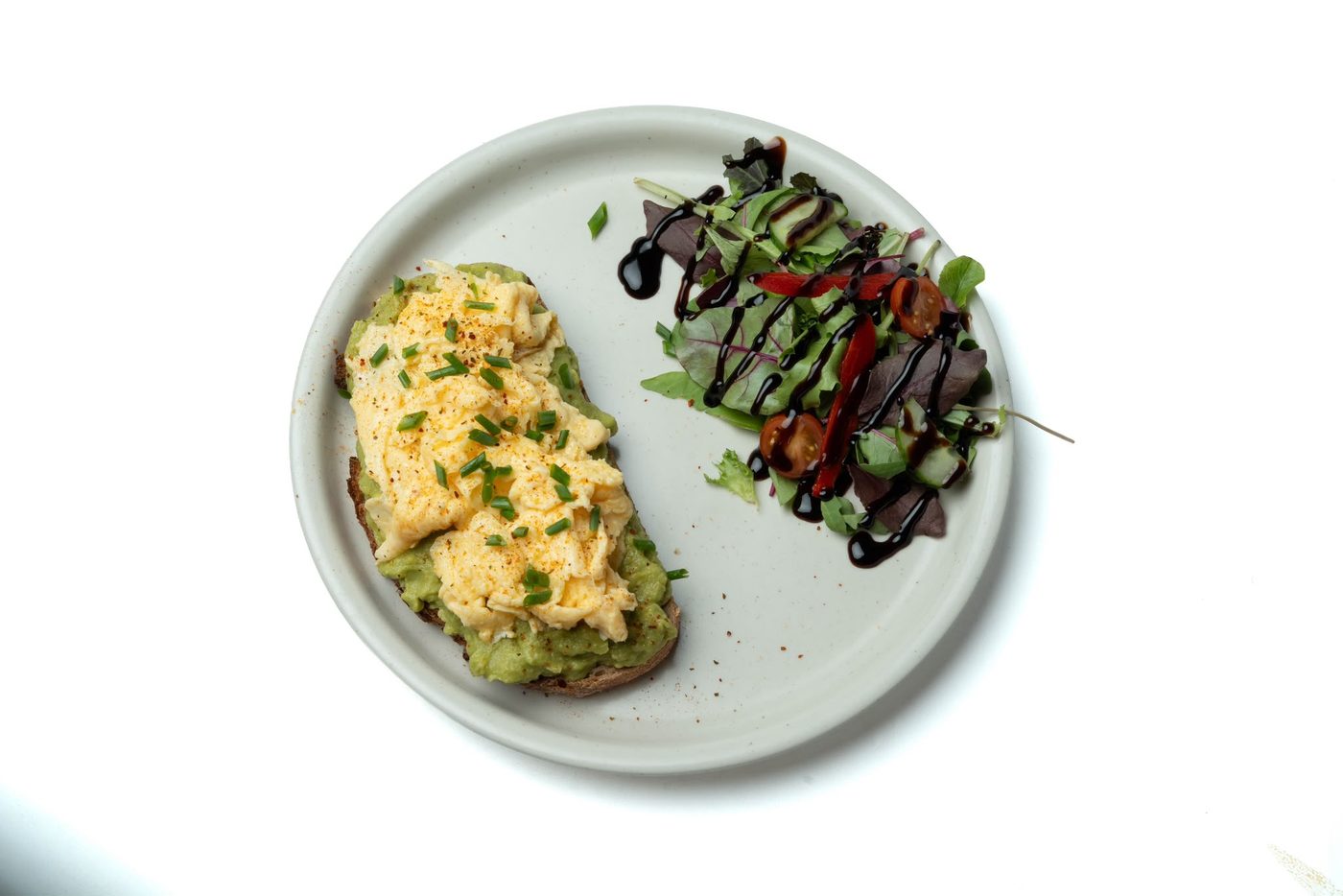 Frühstück mit Rührei und Salat im Café Hilda