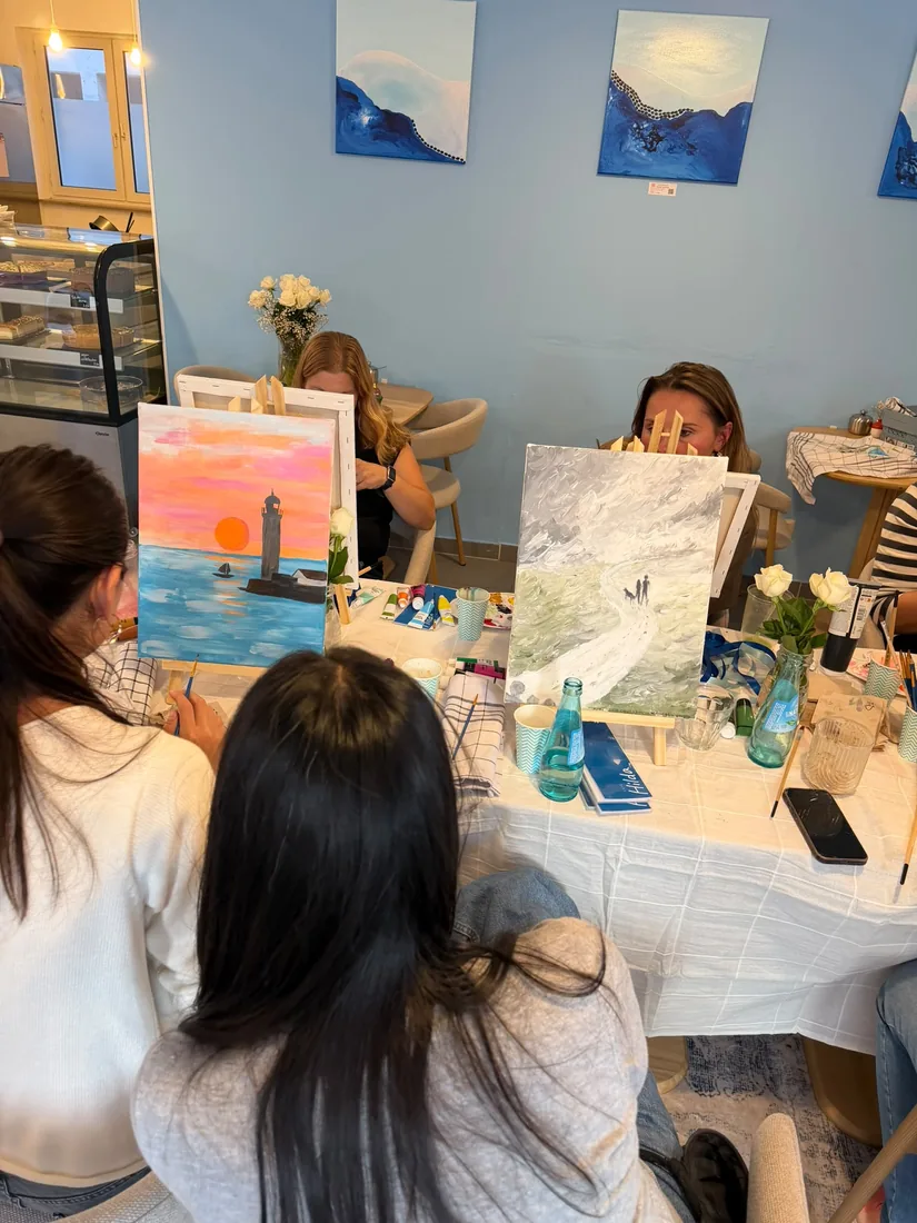 Gäste malen beim Sip & Paint im Café Hilda