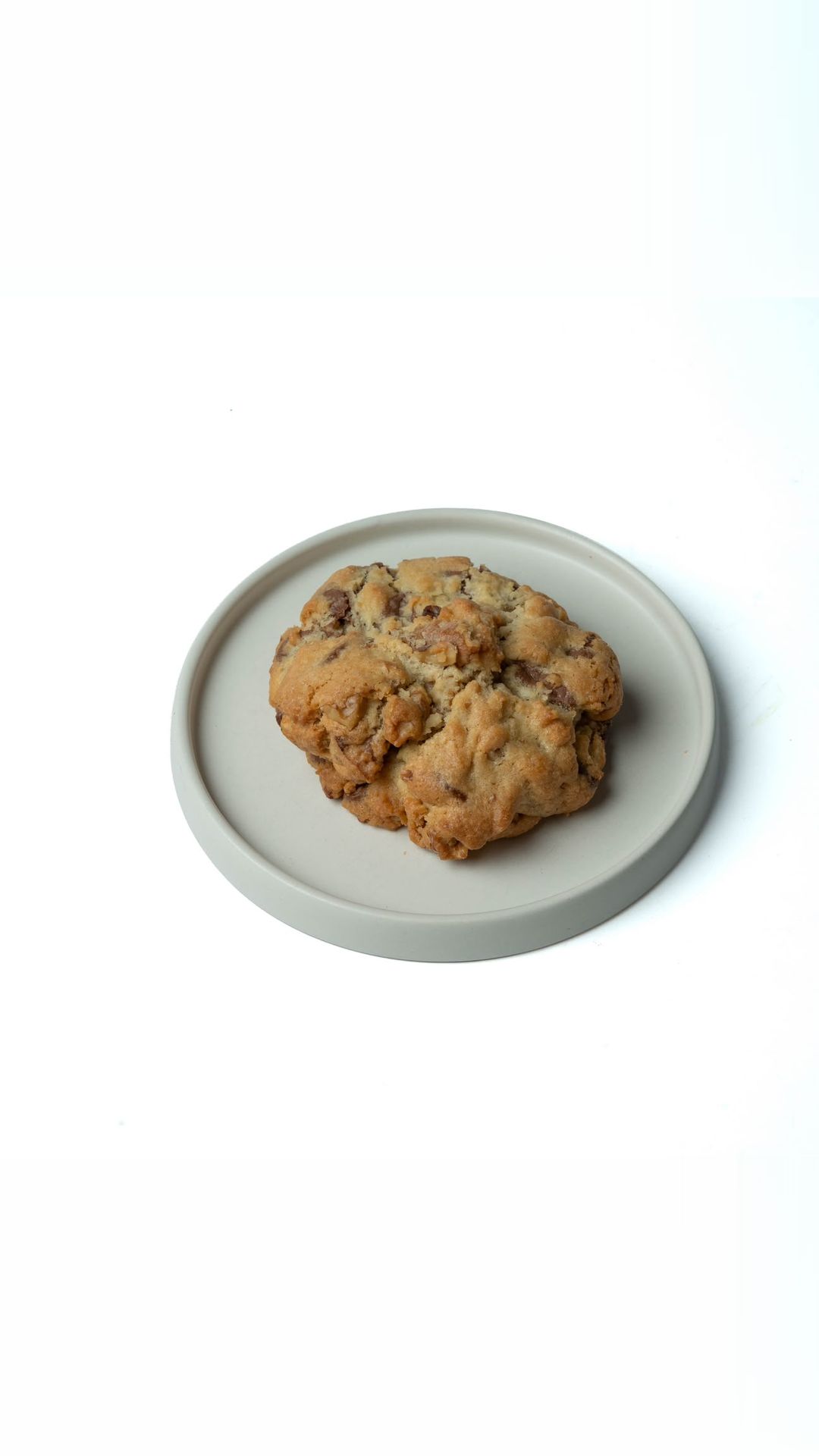 Hildas Cookie mit Schokoladenstücken auf einem Keramikteller
