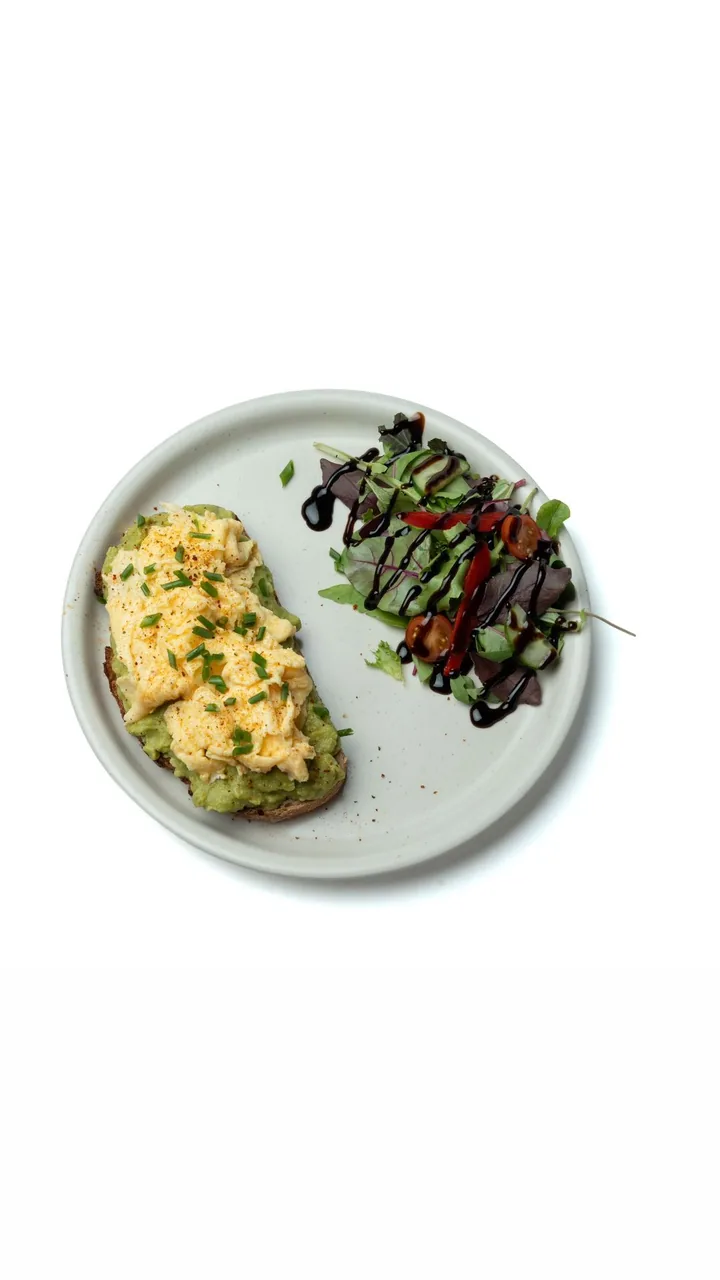 Rührei auf Brot mit Salat