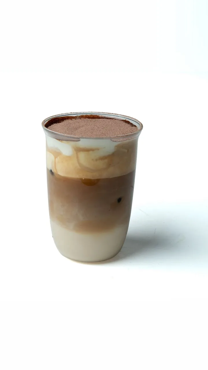 Iced Coffee mit Kakao-Haube im Becher