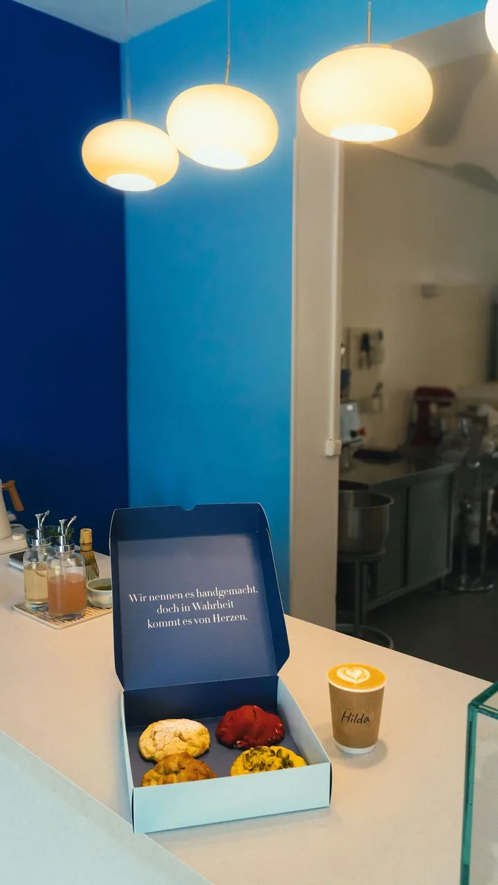 Blaue Wand, Lampen und eine Cookie-Box im Café Hilda Wiesbaden