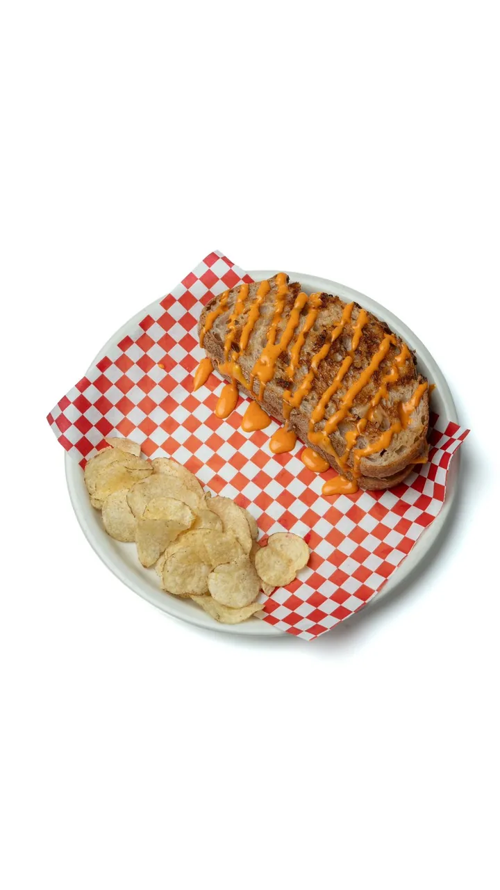 Gegrilltes Sandwich mit Chips